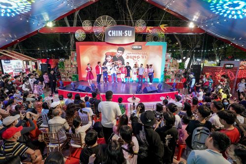  Không chỉ mang đến những ca khúc bắt tai, Yuno Bigboi còn “chiều” khán giả hết mình khi cùng họ tham gia những trò chơi tập thể vui nhộn ngay tại gian hàng Chin-Su. 