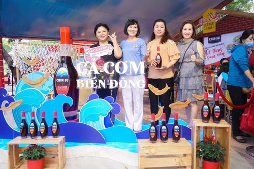  Tiểu cảnh “Cá cơm biển Đông” cũng là góc check-in yêu thích của nhiều gia đình. Là người thường xuyên sử dụng các gia vị từ Chin-Su, cô Thanh Nhàn (quận 2, TP.HCM) hy vọng nhận sẽ may mắn nhận nước mắm cá cơm biển Đông từ các hoạt động thú vị tại gian hàng. 