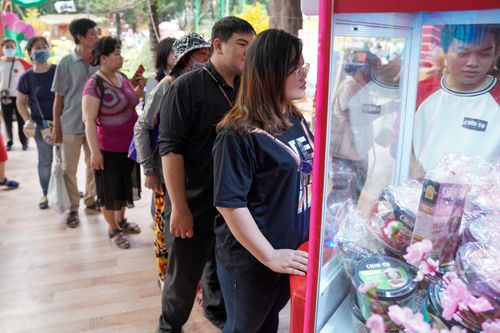  Khu vực máy gắp quà Chin-Su thu hút đông đảo người xếp hàng chờ đến lượt gắp những quà tặng nhỏ xinh trong bộ sản phẩm “7 bữa sáng tươi ngon cả tuần”. 