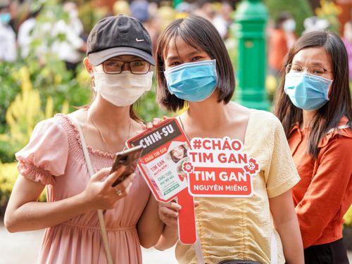  Gần 100 khách tham quan xếp hàng tại khu vực “Cỗ máy Mlem Mlem”, chờ đợi giờ vàng để sở hữu những phần quà bất ngờ, tạo nên khung cảnh đông vui, hào hứng. Bạn Quỳnh Trân (quận Bình Thạnh, TP.HCM) chia sẻ: “Các góc chụp ảnh của Chin-Su năm nay rất đẹp. Tôi vừa có ảnh sống ảo, vừa được tham gia nhận quà may mắn từ ‘Cỗ máy Mlem Mlem’”. 
