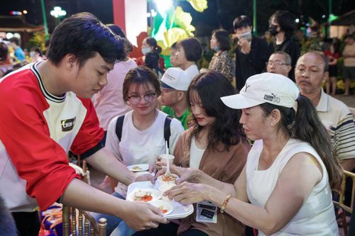  Càng về tối, khách tham quan tại gian hàng Chin-Su càng đông. Mọi người được thưởng thức miễn phí nhiều món ăn hấp dẫn như bún thịt nướng, mực chiên, gà cuộn khoai môn chiên, chả cá basa, tôm ngũ cốc chiên giòn… 