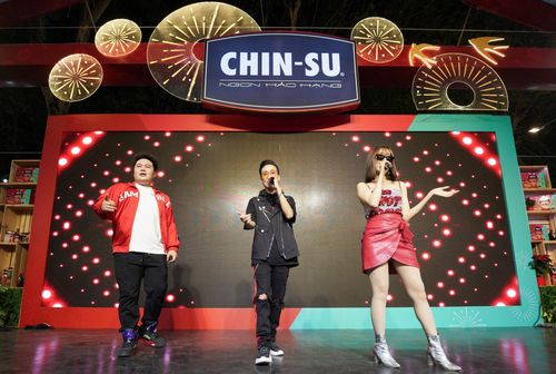  Sự xuất hiện của “ông chủ” Justatee cùng “tiểu nhị” Yuno Bigboi khiến không khí tại gian hàng thêm sôi động. Cả ba cùng tái hiện những giai điệu vui tươi trong ca khúc Mlem Mlem. “Đây là sản phẩm đánh dấu lần kết hợp đầu tiên của 3 anh em. Quá trình thực hiện MV là trải nghiệm đáng nhớ vì tuy quay với nhiều món ngon nhưng chúng tôi lại không được ăn, phải cố gắng kiềm chế”, Min hài hước chia sẻ. 