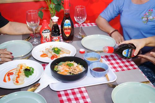  Nước mắn cá cơm biển Đông là sản phẩm cao cấp nhất trong dòng sản phẩm nước mắm Chin-Su, làm từ những mẻ cá cơm hảo hạng của vùng biển Đông, quy trình sản xuất tuân theo công thức riêng, mang đến hương vị lành ngon, đậm đà cho những bữa cơm gia đình. 