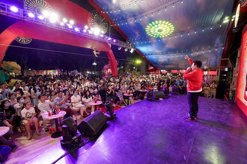  Justatee còn hào phóng chiêu đãi khán giả bản mashup Forever alone - Nóng. Trong khi đó, 2 bản rap Không dám đâu và Gu của anh là châu Á của Yuno Bigboi khiến nhiều khán giả không ngừng lắc lư hòa mình vào không khí sôi động tại chương trình. 