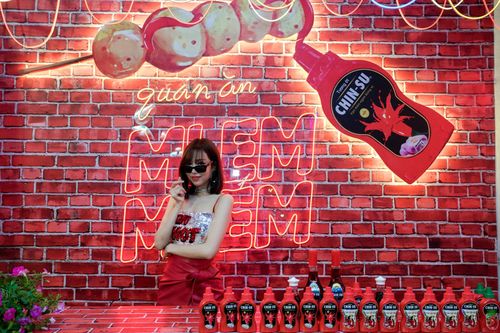  Trong đó, “Bùng vị Tết 3 miền” và “Quán ăn Mlem Mlem” là những góc check-in được nhiều bạn trẻ yêu thích. Trong khi “Bùng vị Tết 3 miền” tái hiện khung cảnh Tết đặc trưng của 3 miền, thì “Quán ăn Mlem Mlem” với những ánh đèn neon rực rỡ lại là góc check-in lý tưởng cho những bức ảnh “vừa chill vừa cool”. 