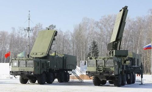Hệ thống phòng không S-400 được trang bị bốn loại tên lửa khác nhau với tầm bắn 400 km, 250 km, 120 km và 40 km. Radar của hệ thống S-400 có thể phát hiện mục tiêu cách xa 600 km và cao 40–50 km; theo dõi đồng thời 300 mục tiêu. Ngoài tiêu diệt các mục tiêu như máy bay chiến đấu, S-400 có thể đánh chặn tên lửa đạn đạo tầm ngắn và tầm trung. Nguồn ảnh: Pinterest.
