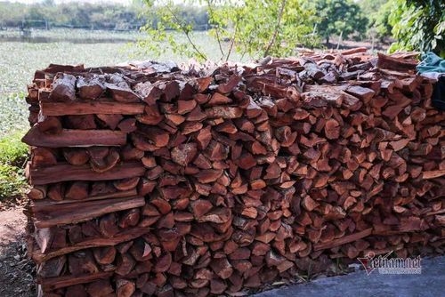 Củi để kho cá phải là củi nhãn và trấu để giữ được độ thơm phù hợp với món cá kho.
