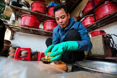 Cá sau khi làm sạch được tẩm ướp gia vị gồm: Gừng, giềng, mắm, muối, sườn lợn, nước cốt cua,... và một số gia vị cổ truyền.
