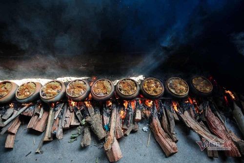 Quá trình kho từ 12-15 tiếng, trong đó 3 tiếng đầu đun lửa cháy để cá sôi lăn tăn 