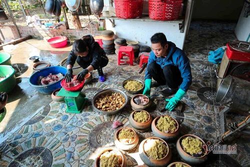 Quá trình tạo ra món cá kho đạt chuẩn chất lượng mang đậm hương vị truyền thống, người dân phải rất tỉ mỉ, công phu từ khâu chọn nguyên liệu đến quá trình chế biến.