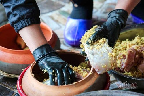 Niêu đất, sau khi rửa sạch phải lót bên dưới một lớp giềng thái lát để cá không bị cháy, bên trên phủ sườn lợn.