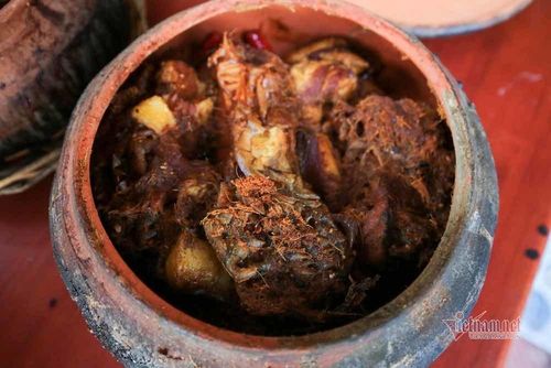 Điều đặc biệt ở món cá kho “làng Vũ Đại” còn là sự kết hợp hài hòa trong một niêu cá từ 4 vùng quê khác nhau: Niêu cá sản xuất tại Nghệ An, Thanh Hóa.