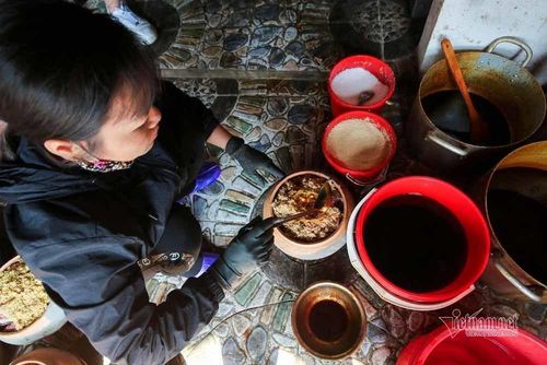 Các gia vị được cho vào niêu cá để chuẩn bị đem đi đun.