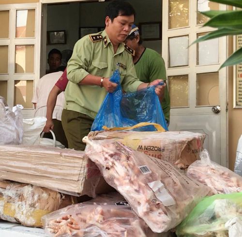 Nhiều loại hàng thực phẩm không đảm bảo chất lượng bị lực lượng chức năng đưa đi tiêu hủy. Ảnh: Vũ Thảo