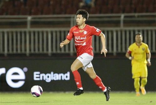 Lee Nguyễn bị kèm chặt.