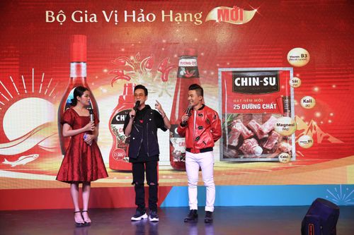  Justatee cho biết món ăn yêu thích ngày Tết của anh là bánh chưng rán giòn mỏng đáy, ăn kèm tương ớt và nước tương Chin-Su. 