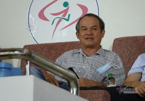 Bầu Đức trên khán đài sân Thống Nhất tối 24/1. Ảnh: Mai Anh