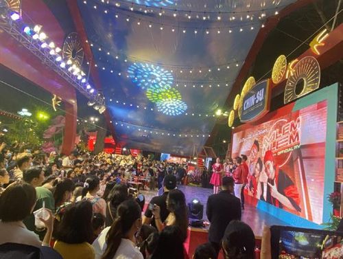  Các bạn trẻ hào hứng trước sự chia sẻ của chàng rapper dễ thương