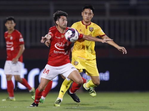  Lee Nguyễn có màn chào sân trong lần trở lại ở chiến thắng 2-0 của CLB TP.HCM trước Hà Tĩnh tại vòng 2 V.League 2021. Ảnh: Y Kiện. 