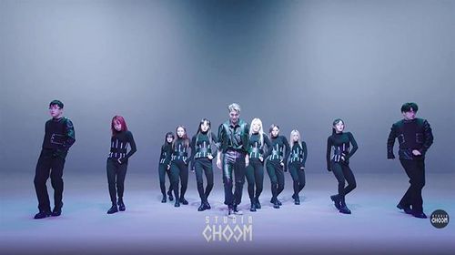 Hình ảnh trong video luyện vũ đạo cho ca khúc Mmmh của Kai EXO