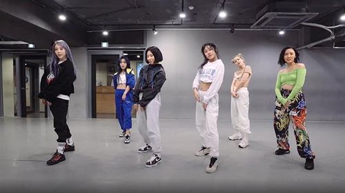 Hình ảnh từ video vũ đạo Hip từ kênh 1MILLION Dance Studio trên YouTube với các cô nàng của nhóm Mamamoo