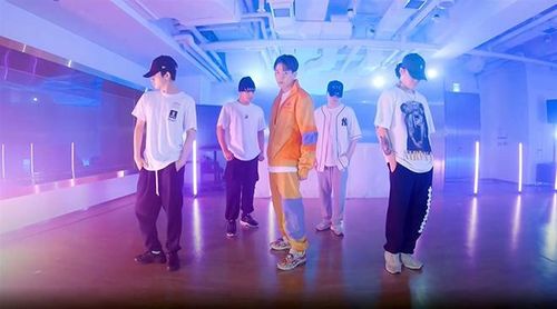 Một cảnh trong video luyện vũ đạo cho ca khúc “Candy” của Baekhyun nhóm EXO