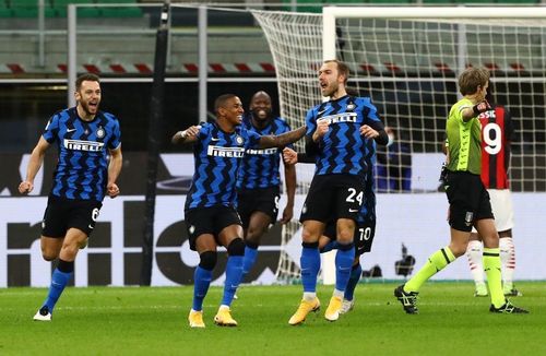 Eriksen trút bỏ áp lực tại Inter với cú đá phạt hoàn hảo vào lưới Milan. Ảnh: Getty.