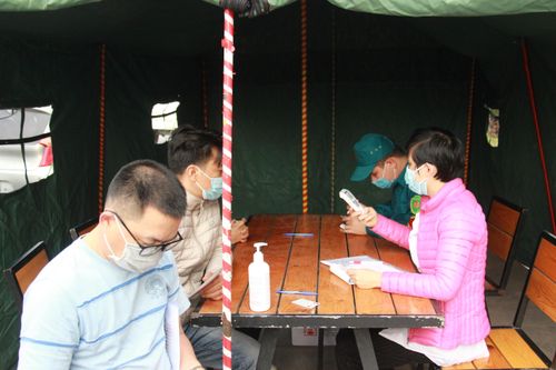 Những người muốn vào TP Hạ Long phải khai báo y tế, đo thân nhiệt
