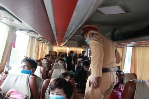 Lực lượng CSGT lên tận xe để nhắc nhở mọi người đeo khẩu trang