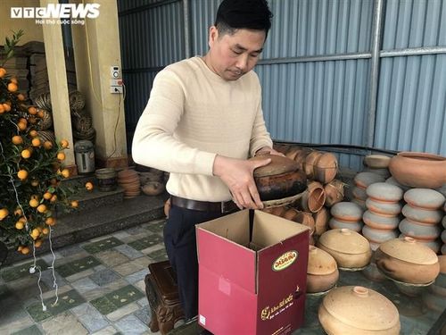 Cá kho xong để nguội rồi đóng hộp xuất ngay trong ngày. Mỗi nồi cá có giá 500.000 - 1,1 triệu đồng, lần lượt cho loại 1,5-4,5 kg. Cá kho tiến vua loại 3 kg có giá 1,5 triệu đồng...
