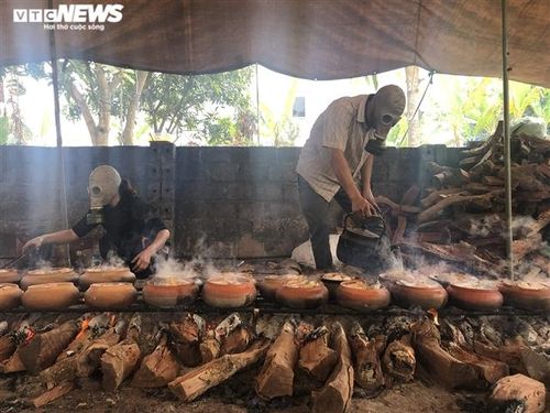 Trong quá trình nấu cá kho do chỉ đun lửa nhỏ nên thường sinh ra nhiều khói. Chính vì vậy, gia đình anh Phong đã nghĩ ra cách đeo mặt nạ phòng độc để tránh bị khói làm ảnh hưởng đến việc thêm nếm gia vị cho cá và tránh đôi mắt bị ảnh hưởng bởi khói bếp.