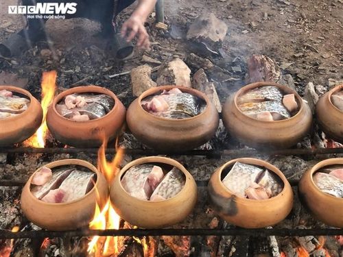 Củi để sử dụng đun cũng được lựa chọn kỹ lưỡng, phải là củi nhãn vì nhiệt lớn, than nhiều, lành tính lành mùi, giúp nồi cá sôi đều đặn hàng chục tiếng trên lửa. Củi được thu mua từ khắp nơi trước Tết Nguyên đán khoảng 6 tháng.