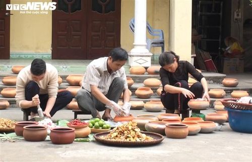 “Nghề chính của gia đình là dệt vải, gần Tết thì làm đặc sản cá kho. Dự kiến năm nay gia đình làm 1.500 niêu, cao điểm vào 25 và 26 tháng chạp để bán Tết, thu nhập thì cũng cao nhưng mệt vì phải thức suốt đêm trông bếp” , chị Trần Thị Hiếu, vợ anh Phong nói.