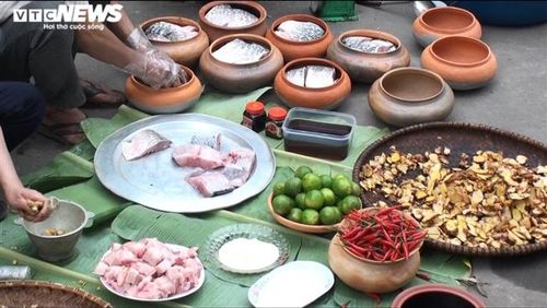 Để kho được một nồi cá mang hương vị đặc trưng của làng Vũ Đại, gia đình anh Phong chuẩn bị khoảng 16 loại gia vị tẩm ướp gồm gừng, riềng, chanh, ớt… Cá sau khi cắt khúc sẽ được cân đo cho vừa nồi đất, sau đó lót giềng để chống cháy và tạo hương vị.