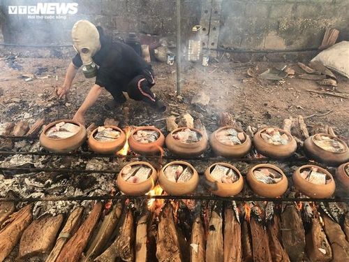 "Tôi cùng chồng đã nghĩ ra cách mua mặt nạ này để tiện cho việc kho cá. Khi đeo vào thì mắt không còn bị cay vì khói nữa, việc thêm nếm gia vị cho nồi cá kho cũng tiện và dễ dàng hơn”, chị Hiếu chia sẻ.