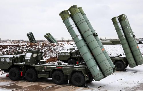 Khi đó đã có nhiều ý kiến cho rằng Nga tiết lộ cho Israel tham số mật của radar S-300 xuất khẩu sang Iran để đổi lấy công nghệ máy bay không người lái, bên cạnh đó không thể phủ nhận việc Moskva đạt thỏa thuận với Tel Aviv để họ tự do tấn công lực lượng vũ trang của Tehran tại Syria.