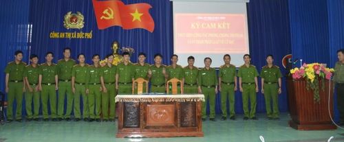 Lực lượng CSHS và CA các xã, phường của thị xã Đức Phổ tại buổi ký cam kết.