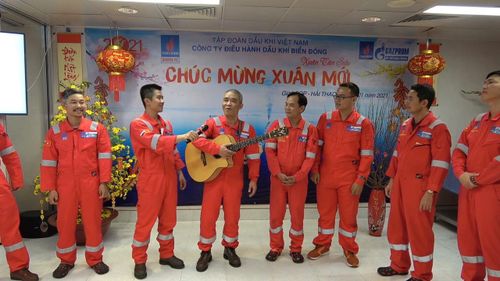 Nhạc sỹ Trương Quý Hải cùng hát với người lao động dầu khí trên giàn HT-PQP. 