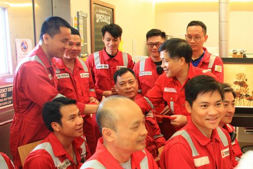 Thành viên HĐTV Petrovietnam Phan Ngọc Trung chúc Tết, động viên người lao động trên giàn Sao Vàng CPP. 