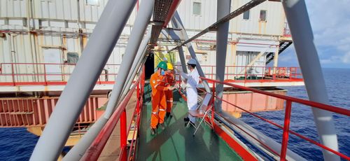 Đo thân nhiệt cho CBCNV làm việc trên giàn nén khí trung tâm Vietsovpetro. 