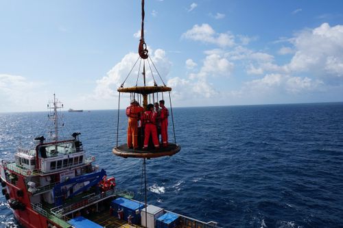 Người lao động dầu khí đổi ca tại mỏ Đại Hùng. 