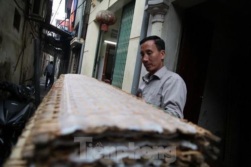 Người dân làng Thổ Hà mang bánh đa nem mới tráng đi phơi