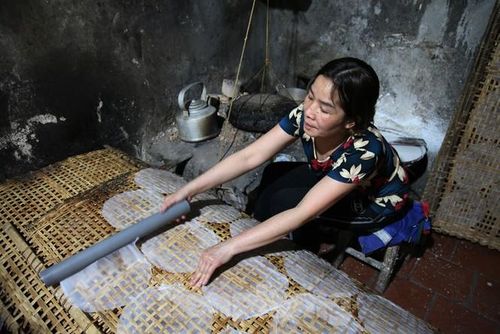 Chị Hòa dậy từ 4h sáng để làm bánh đa nem