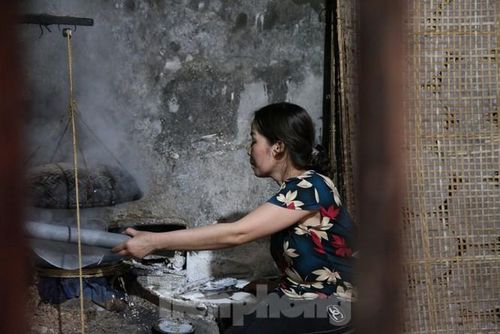 Chị Hòa là người duy nhất ở làng Thổ Hà còn làm bánh đa nem thủ công