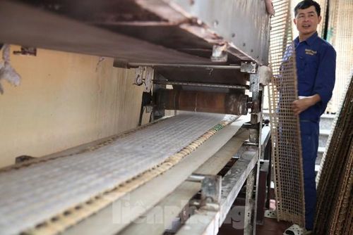 Anh Dùng là một trong những hộ làm bánh đa nem nổi tiếng ở làng Thổ Hà