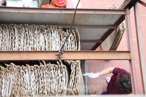 Gia đình anh Dùng sử dụng thang máy để đưa bánh đa nem lên phởi ở trên tầng cao