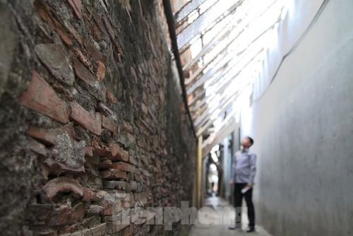 Tại làng Thổ Hà vẫn còn lưu giữ những bức tường xây bằng mảnh vỡ của các sản phẩm gốm ngày xưa