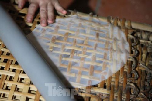 Chị Hòa tráng bánh đa nem bằng tay nhưng vẫn tròn đẹp