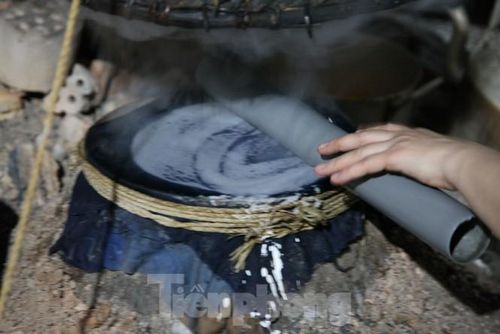 Chị Hòa tráng bánh thủ công trên bếp than