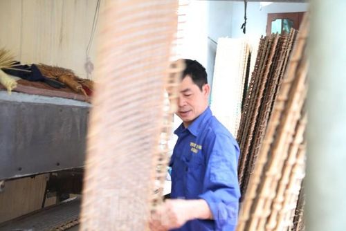 Mỗi ngày, gia đình anh làm khoảng 8.000 chiếc bánh đa nem bằng máy